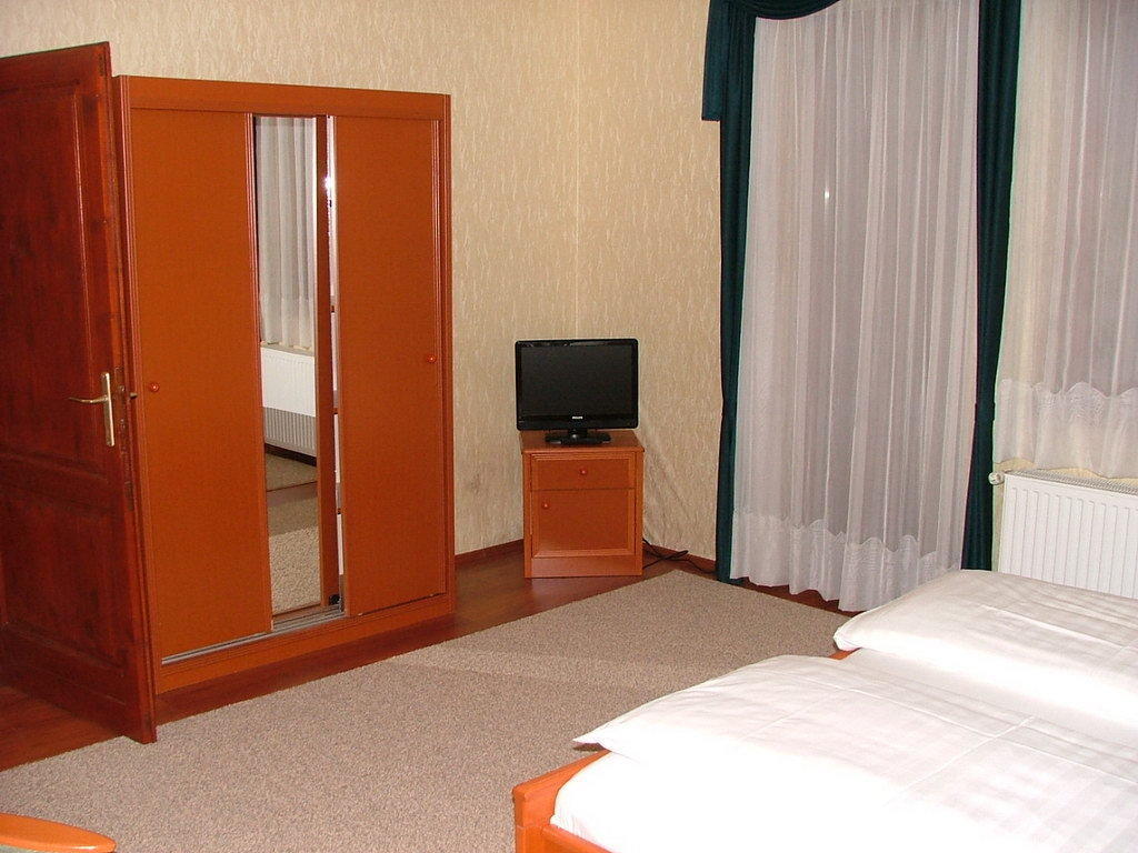 Hotel Erdogyongye Etterem Es Panzio Zalaegerszeg Zimmer foto